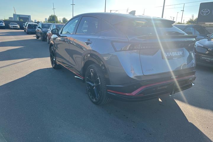 Grå Nissan Ariya fra 2026