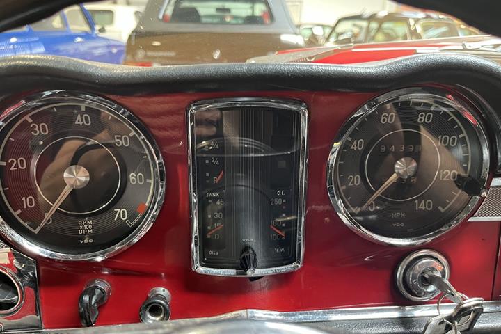 Rød Mercedes SL230 fra 1967