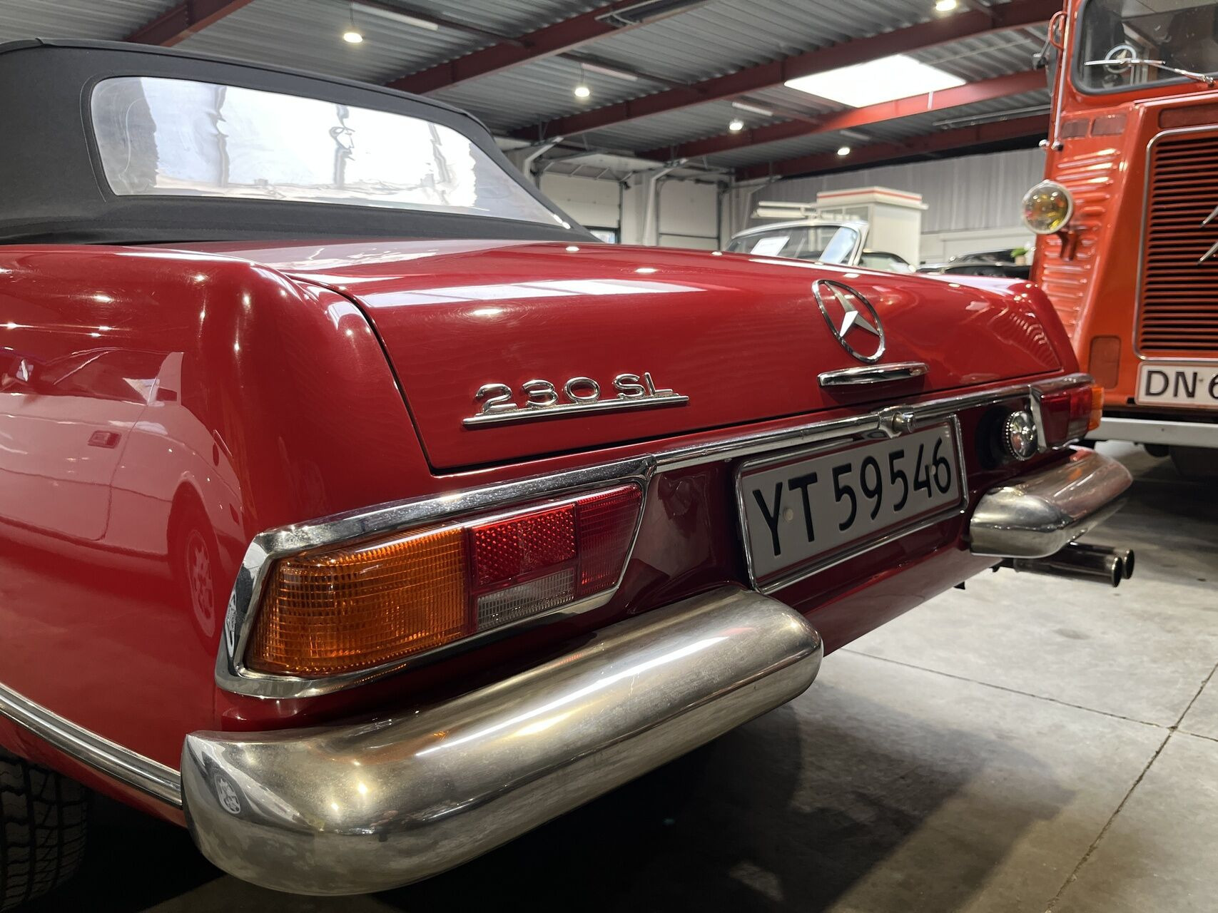 Rød Mercedes SL230 fra 1967