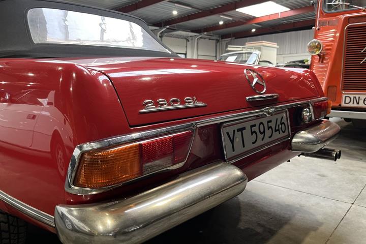 Rød Mercedes SL230 fra 1967