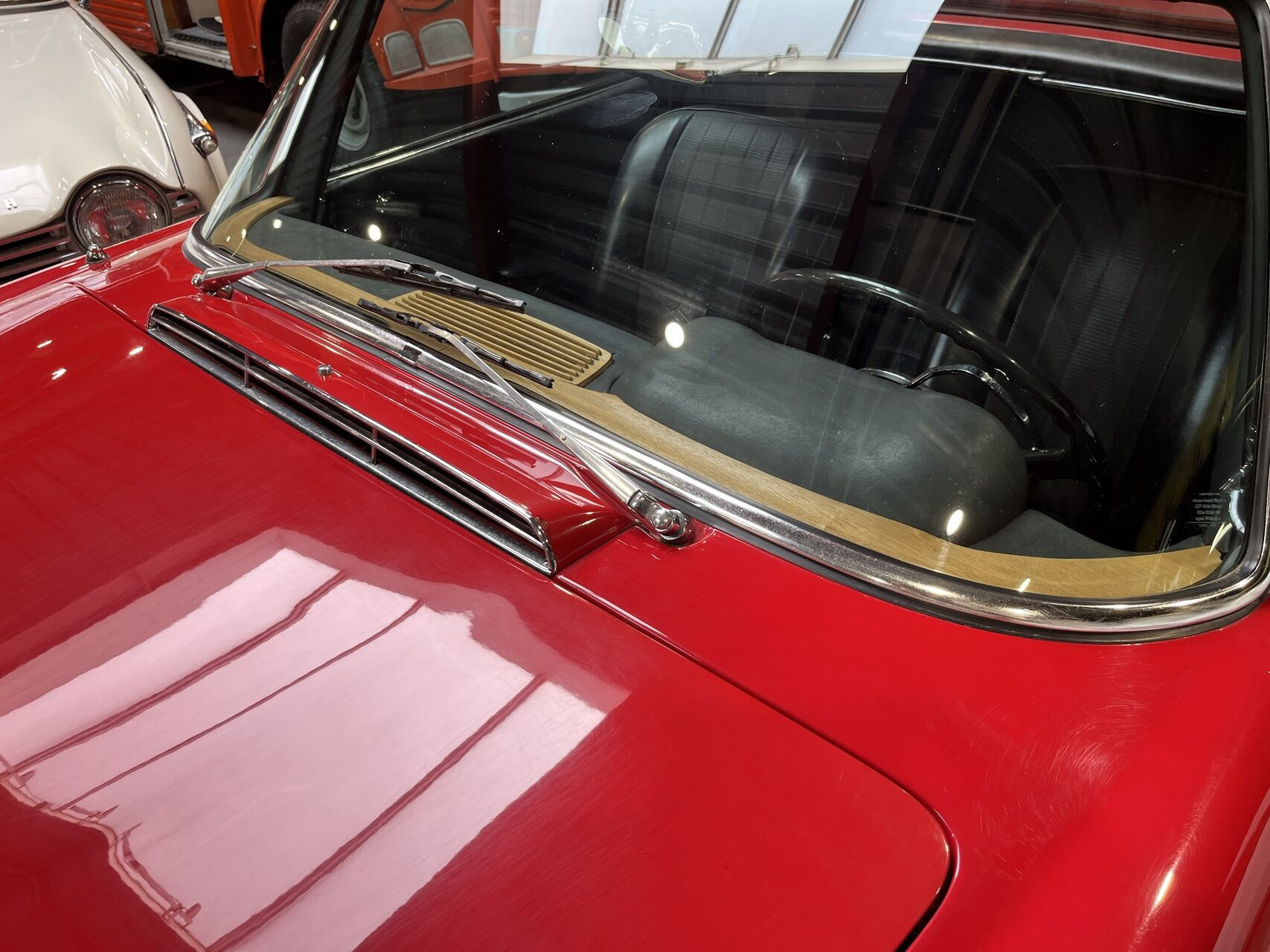 Rød Mercedes SL230 fra 1967