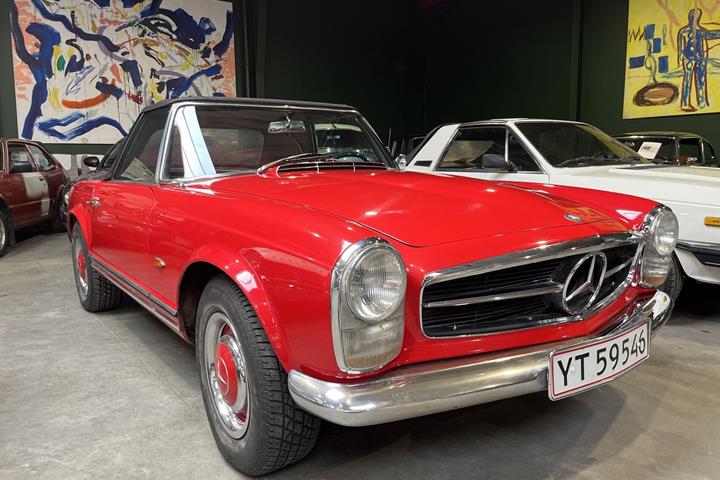 Rød Mercedes SL230 fra 1967 set udefra