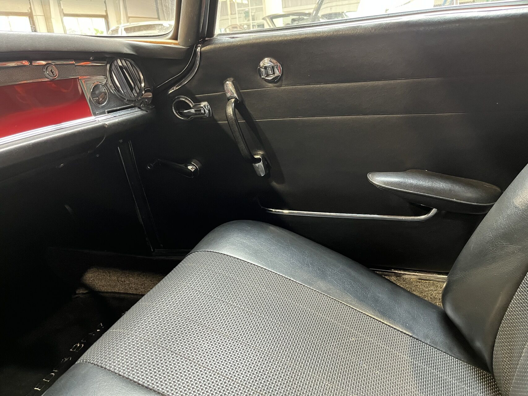 Rød Mercedes SL230 fra 1967