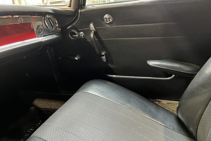 Rød Mercedes SL230 fra 1967