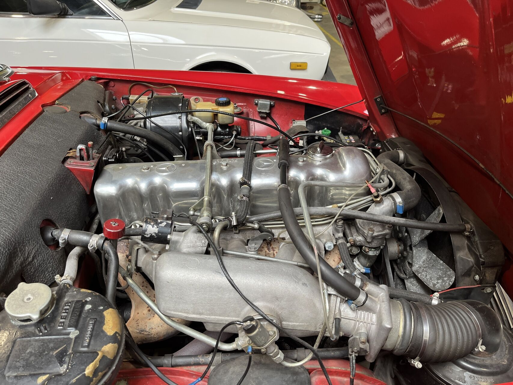 Rød Mercedes SL230 fra 1967