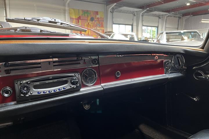 Rød Mercedes SL230 fra 1967