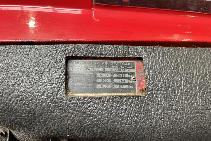 Rød Mercedes SL230 fra 1967