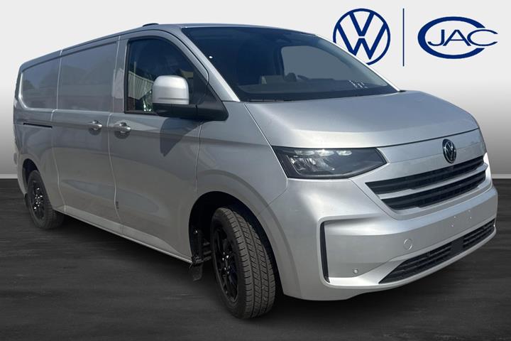 Sølv VW Transporter fra 2026 set udefra
