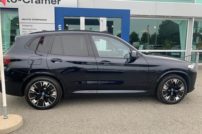 Blå BMW iX3 fra 2023