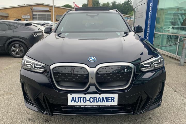 Blå BMW iX3 fra 2023