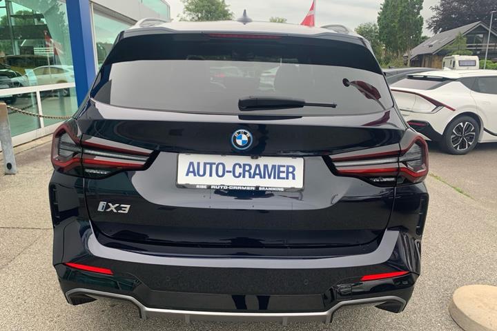 Blå BMW iX3 fra 2023