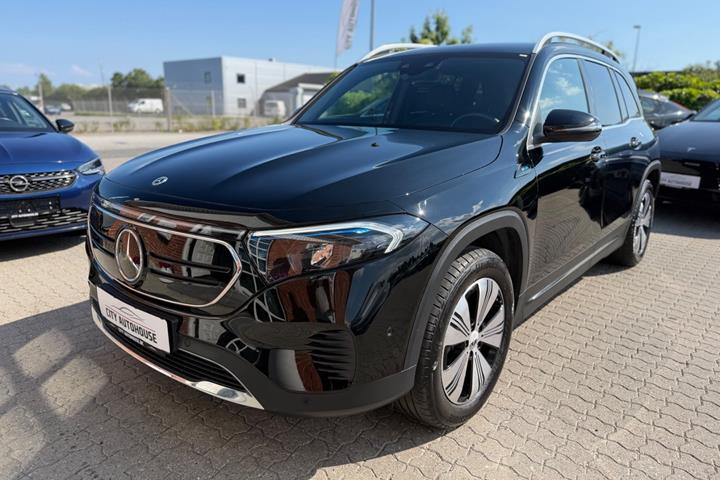 Sort Mercedes EQB300 fra 2023 set udefra