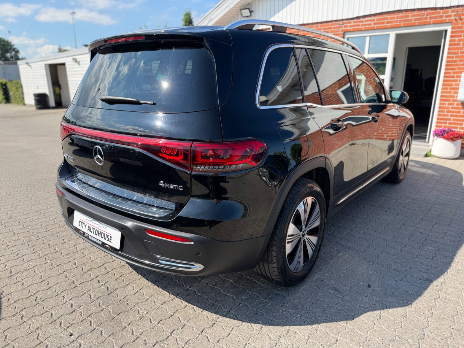 Sort Mercedes EQB300 fra 2023
