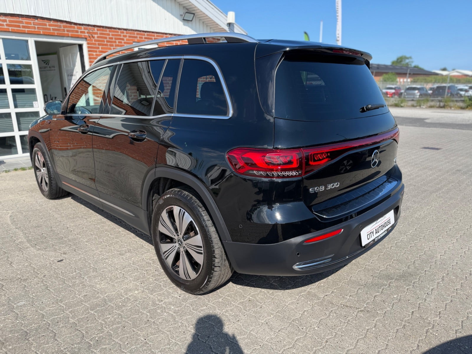 Sort Mercedes EQB300 fra 2023