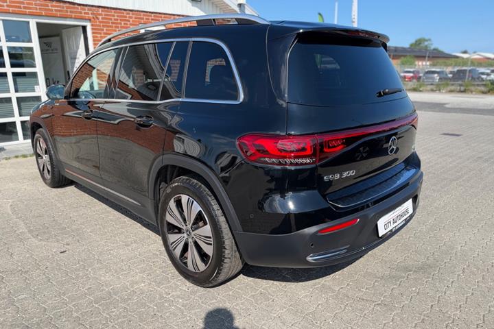 Sort Mercedes EQB300 fra 2023