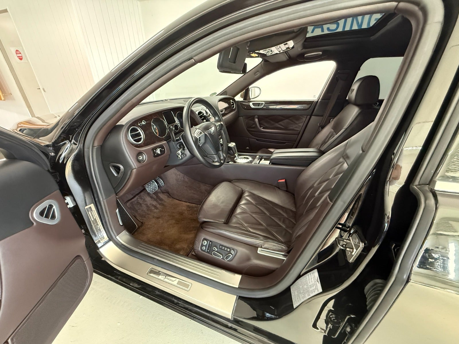 Sort Bentley Continental Flying Spur fra 2009 set indefra