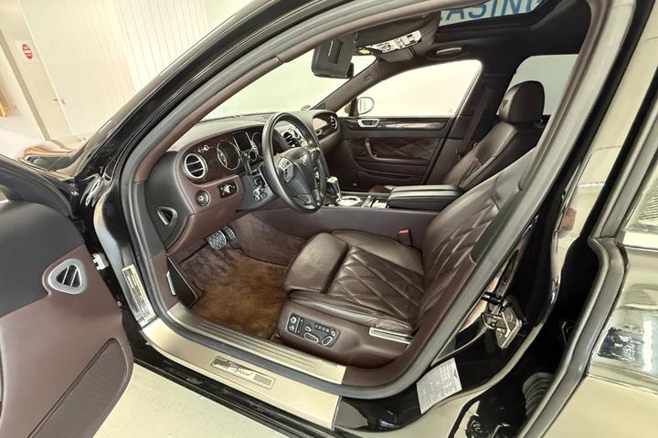 Sort Bentley Continental Flying Spur fra 2009 set indefra