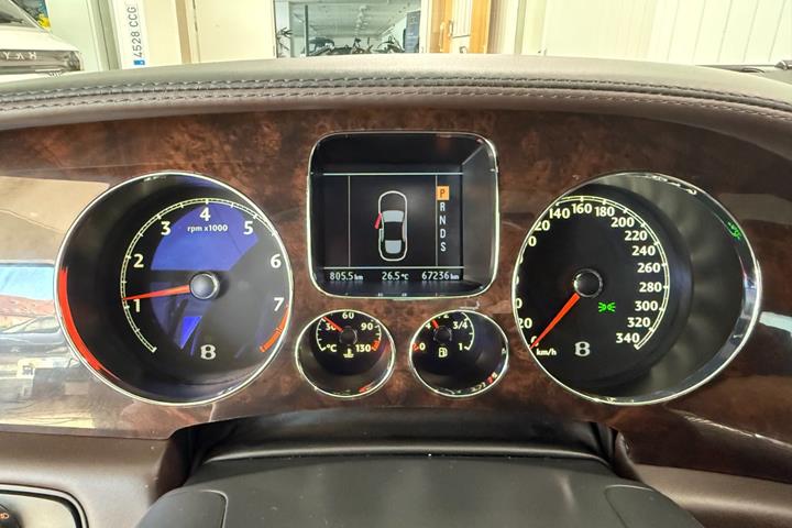 Sort Bentley Continental Flying Spur fra 2009 set indefra