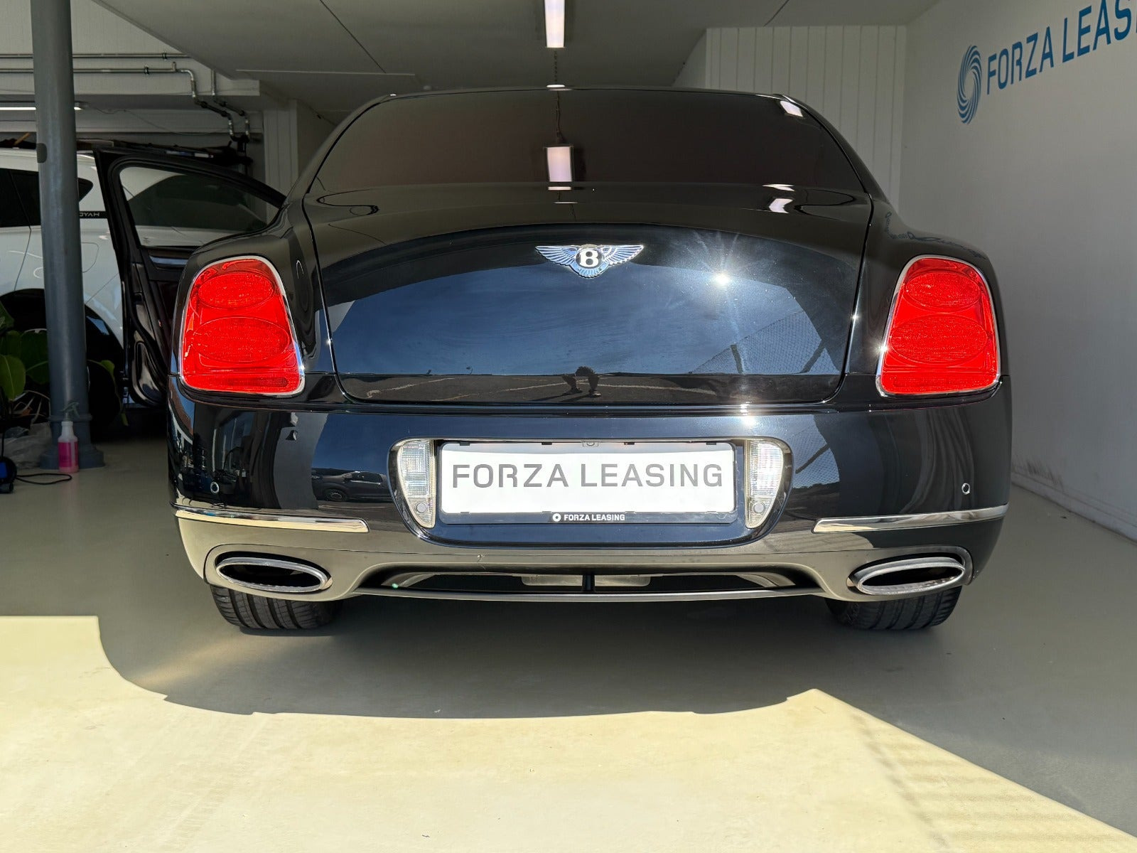 Sort Bentley Continental Flying Spur fra 2009 set udefra