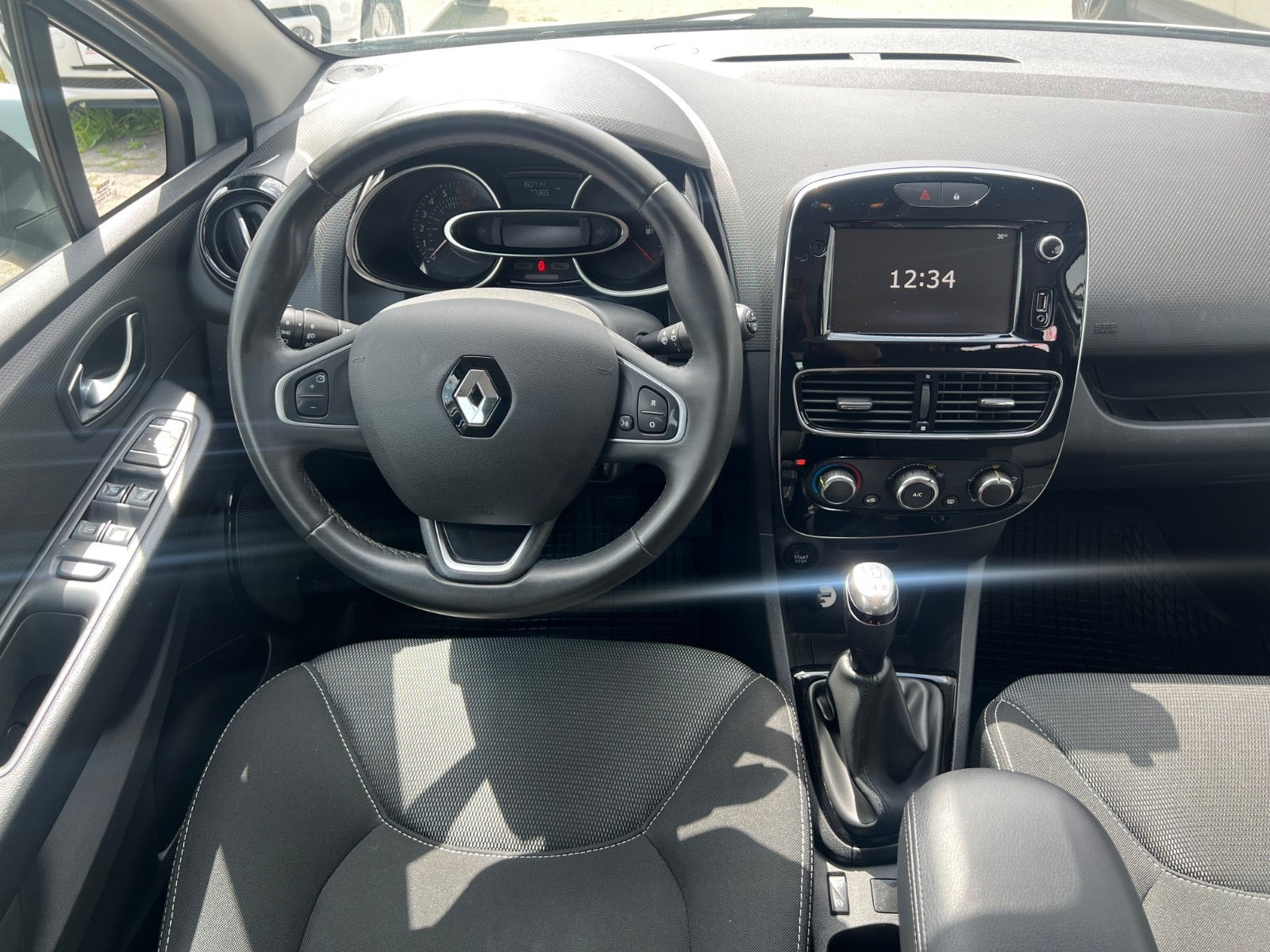 Hvid Renault Clio IV fra 2019