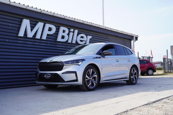 Sølv Skoda Enyaq fra 2023 set udefra