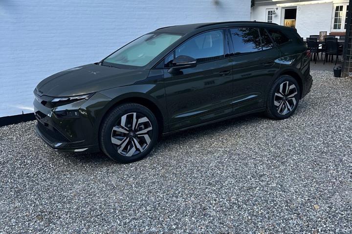 Grøn Skoda Enyaq fra 2026 set udefra