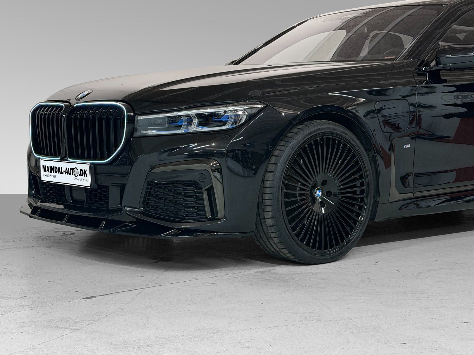 Grøn BMW 745e fra 2019
