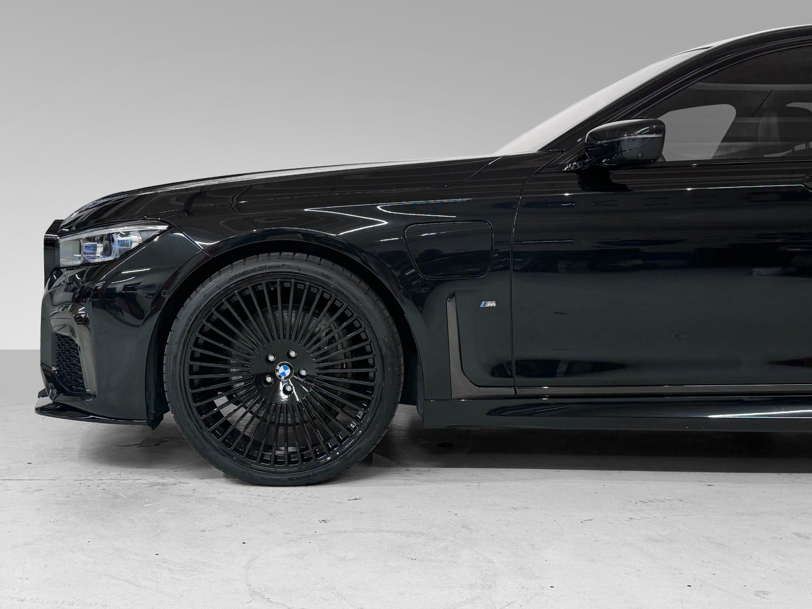 Grøn BMW 745e fra 2019