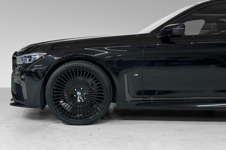 Grøn BMW 745e fra 2019