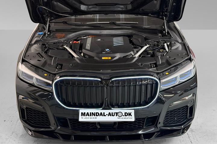 Grøn BMW 745e fra 2019