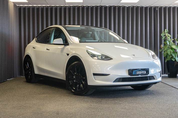 Hvid Tesla Model Y fra 2023