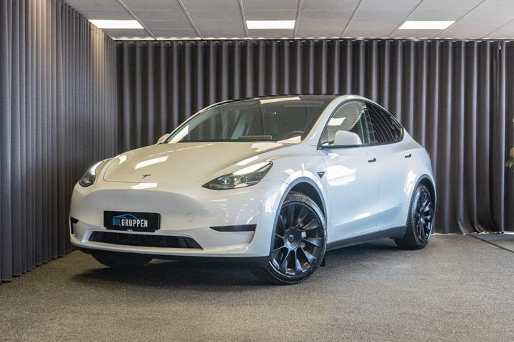 Hvid Tesla Model Y fra 2023