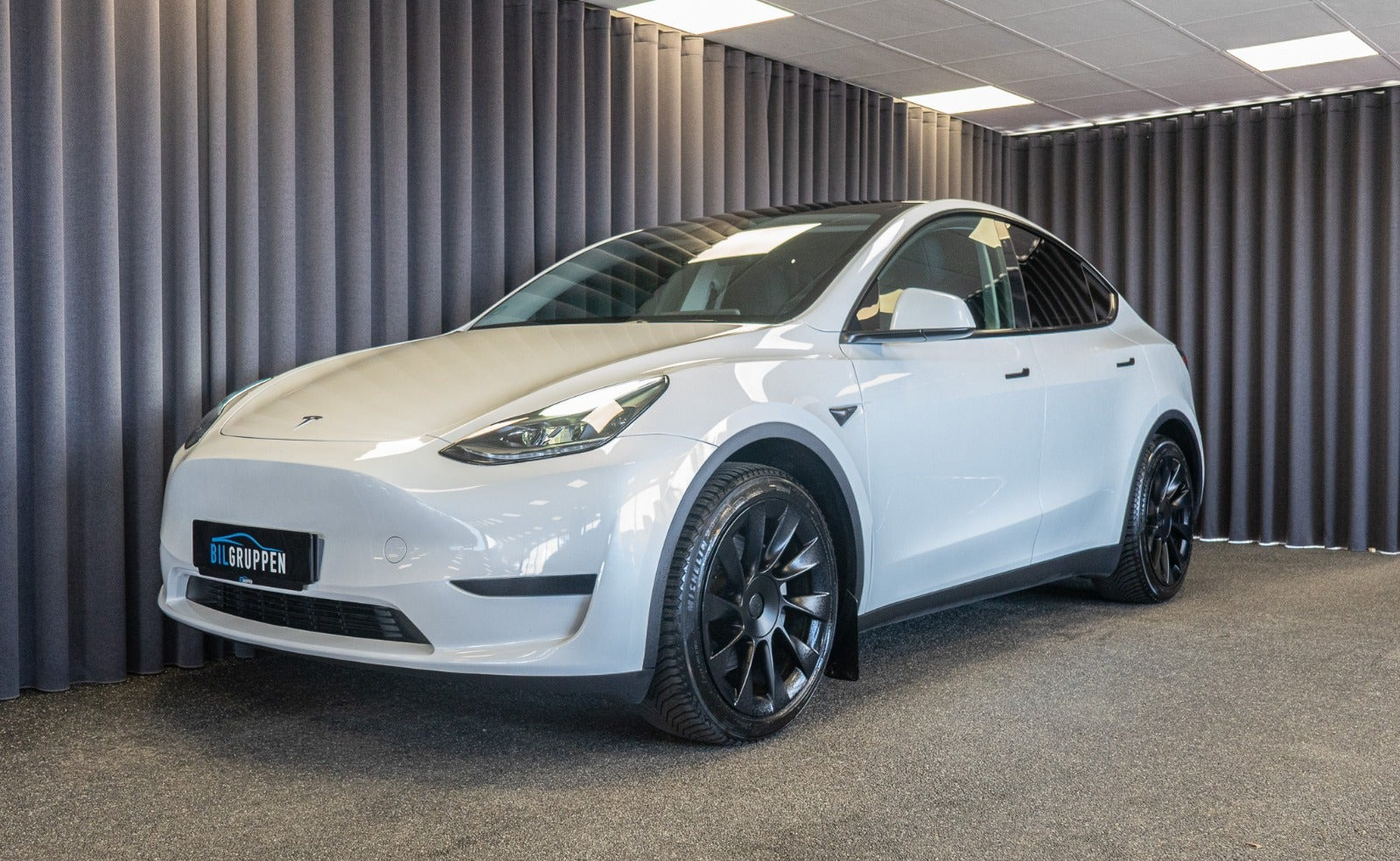 Hvid Tesla Model Y fra 2023
