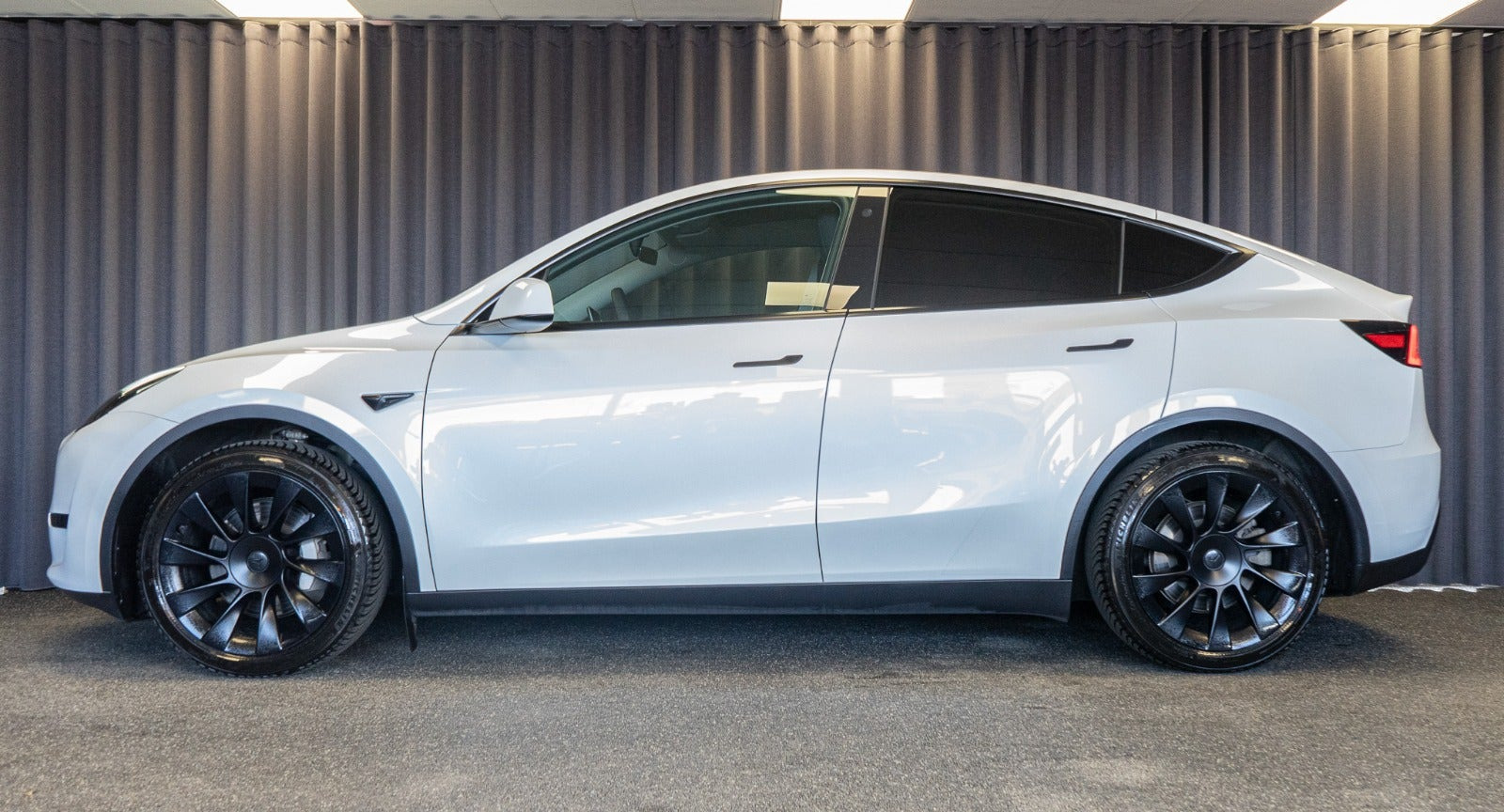 Hvid Tesla Model Y fra 2023
