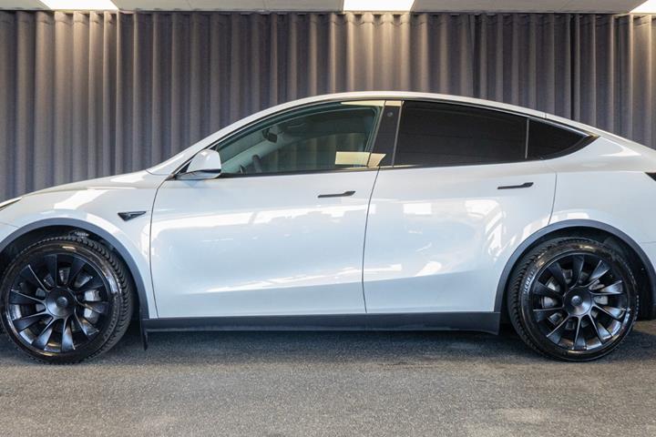 Hvid Tesla Model Y fra 2023
