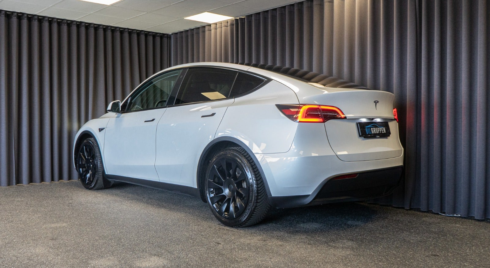 Hvid Tesla Model Y fra 2023