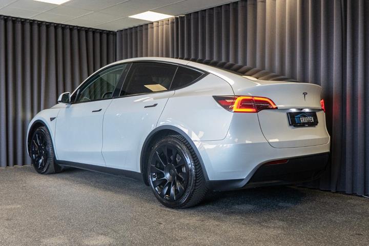 Hvid Tesla Model Y fra 2023