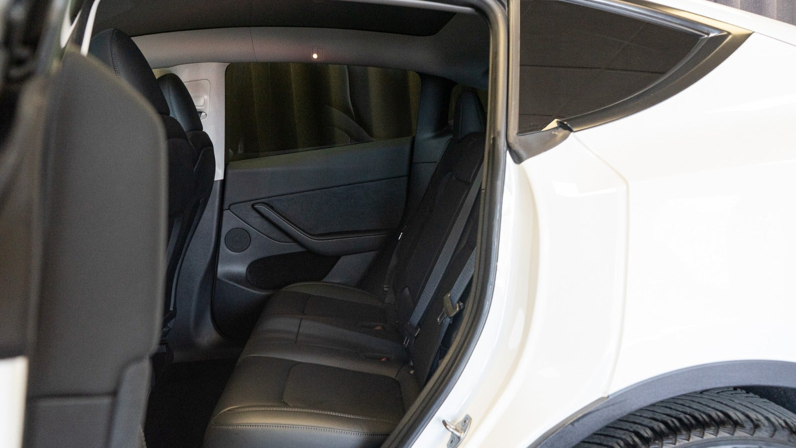 Hvid Tesla Model Y fra 2023