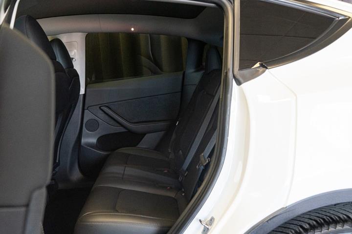 Hvid Tesla Model Y fra 2023