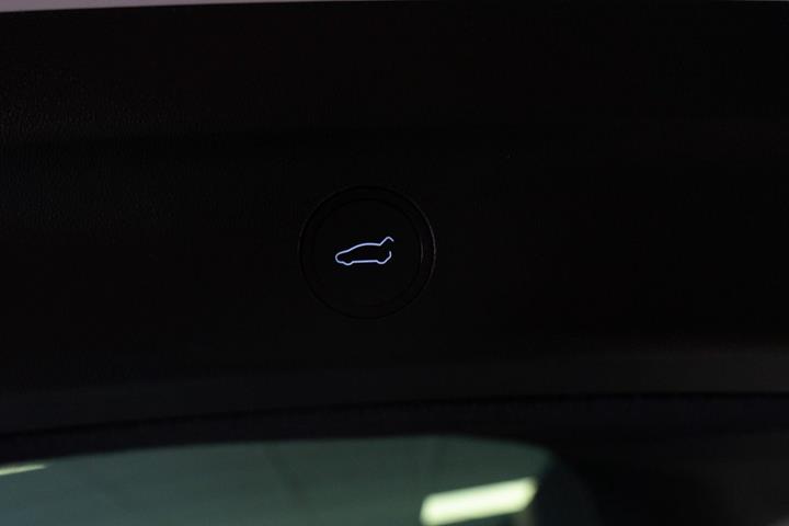 Hvid Tesla Model Y fra 2023