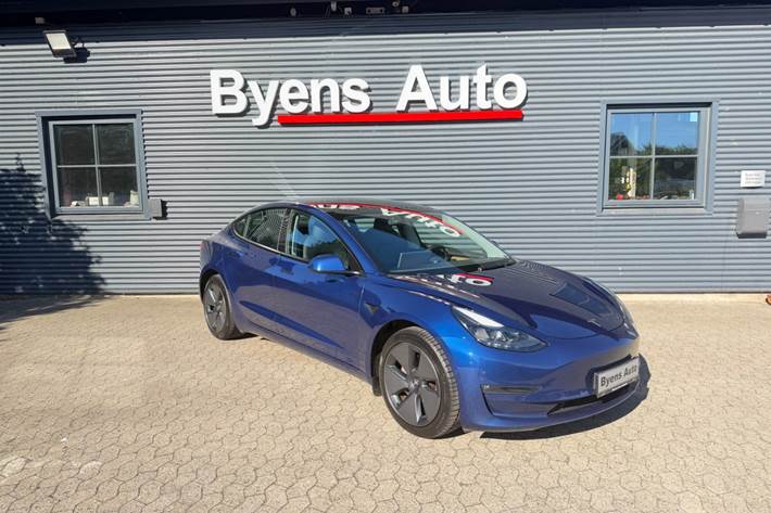 Blå Tesla Model 3 fra 2021 set udefra