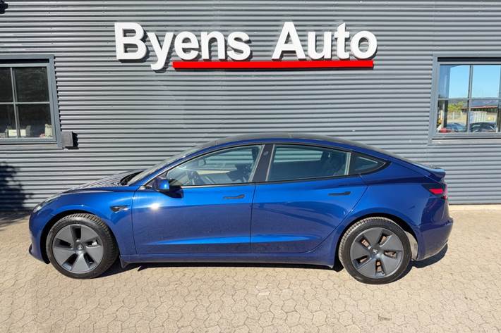 Blå Tesla Model 3 fra 2021