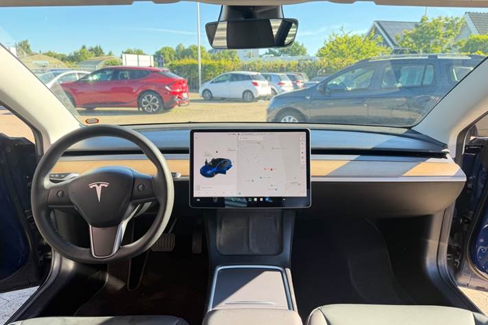 Blå Tesla Model 3 fra 2021