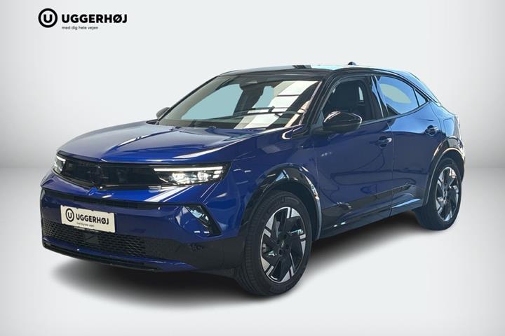 Blå Opel Mokka-e fra 2025 set udefra