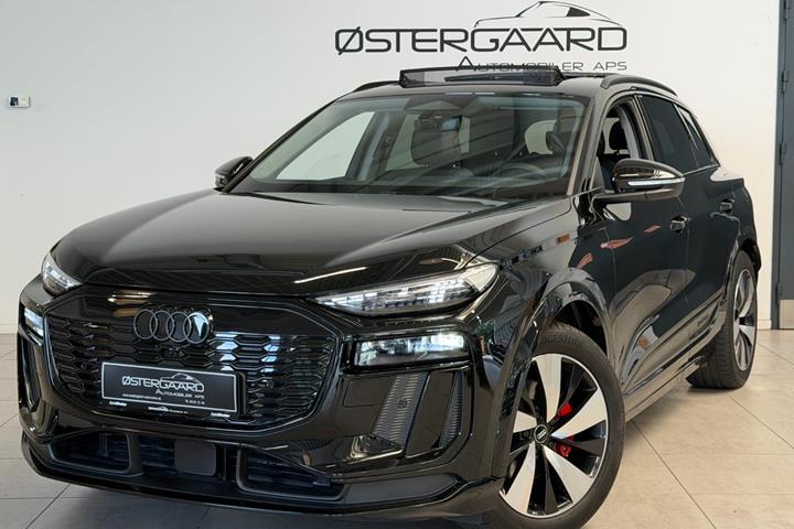 Sort Audi Q6 e-tron fra 2025 set udefra