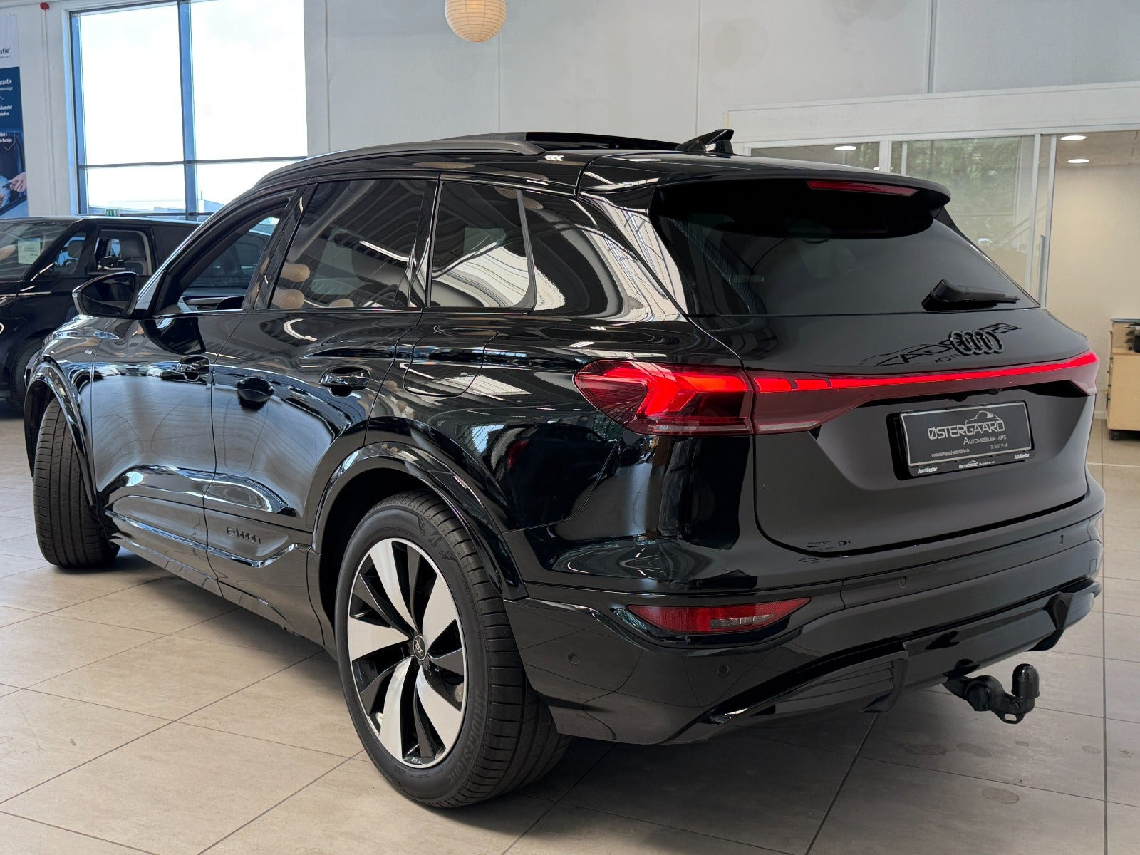 Sort Audi Q6 e-tron fra 2025
