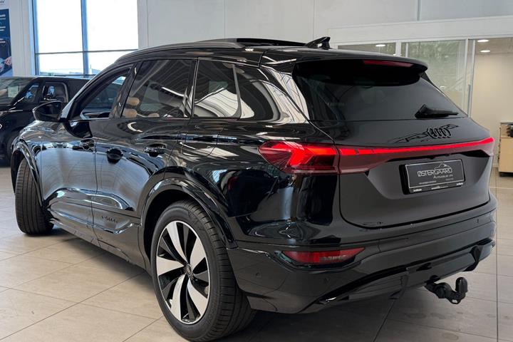 Sort Audi Q6 e-tron fra 2025