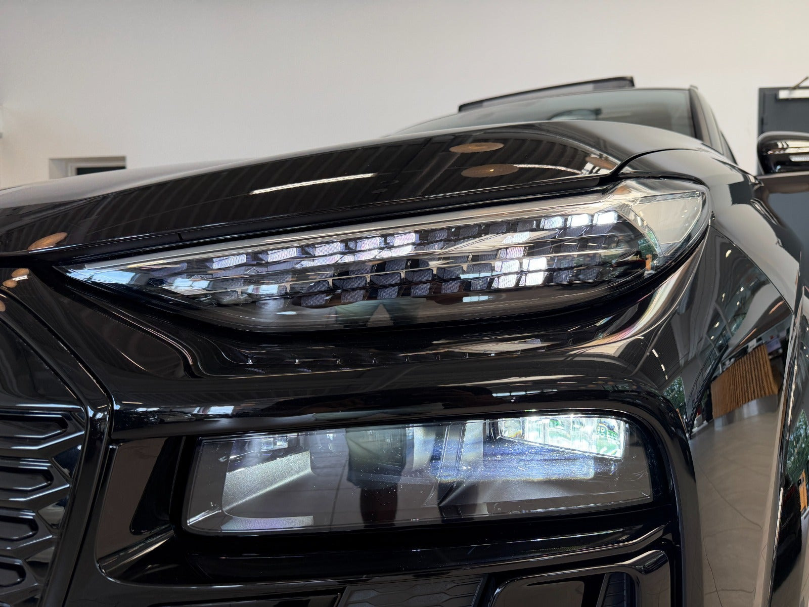 Sort Audi Q6 e-tron fra 2025