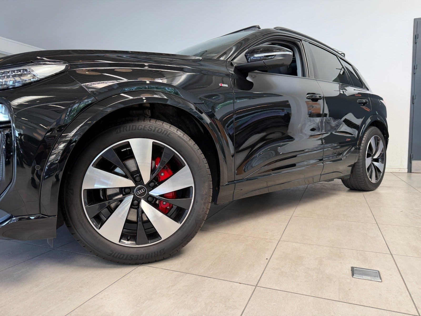 Sort Audi Q6 e-tron fra 2025