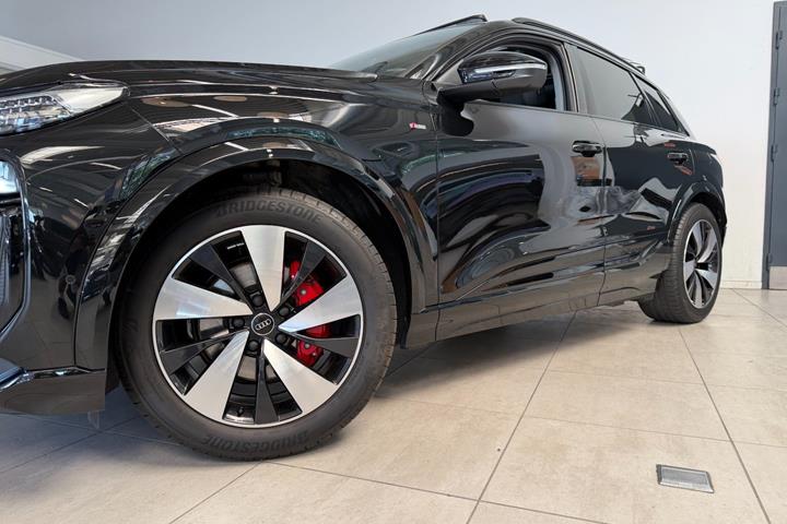 Sort Audi Q6 e-tron fra 2025